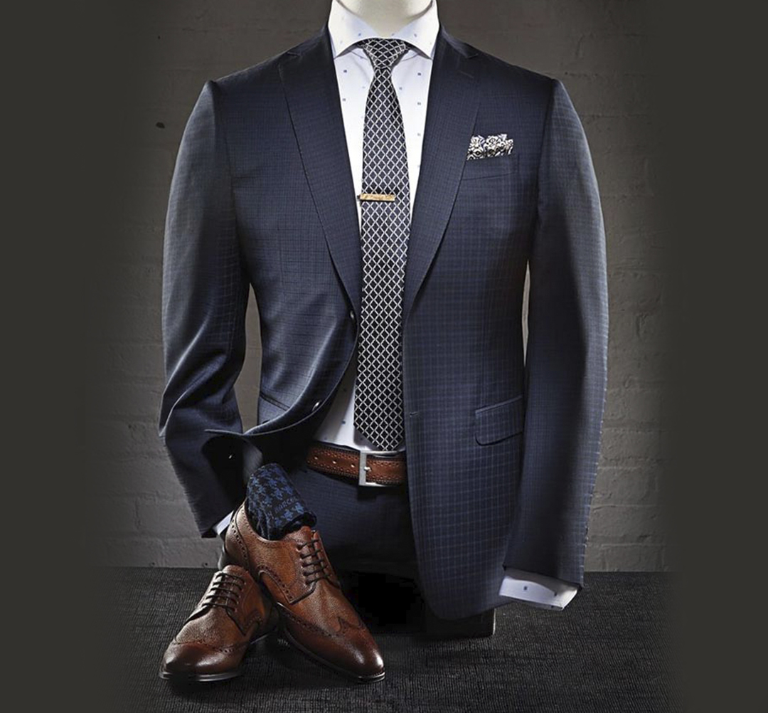 Traje de hombre con complementos, como corbata, pañuelo, zapatos marrones y cinturón marrón para traje